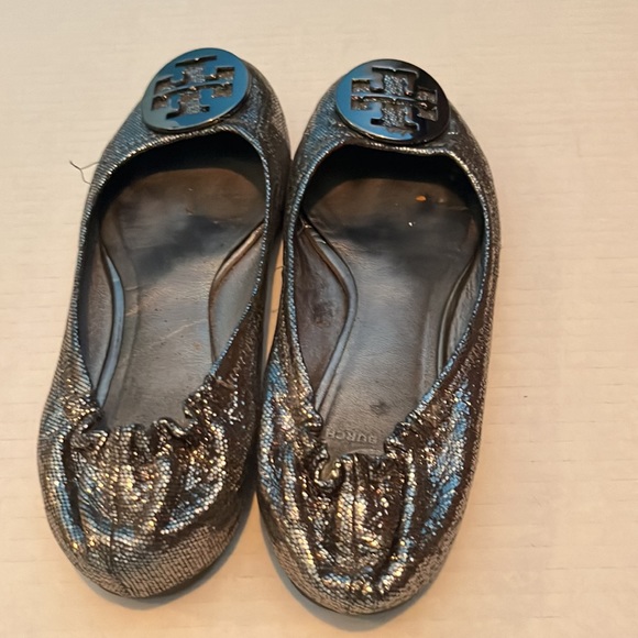 Tory Burch Reva Pewter Metallic Embossed Leather Logo Ballet Flats - Picture 2 of 6